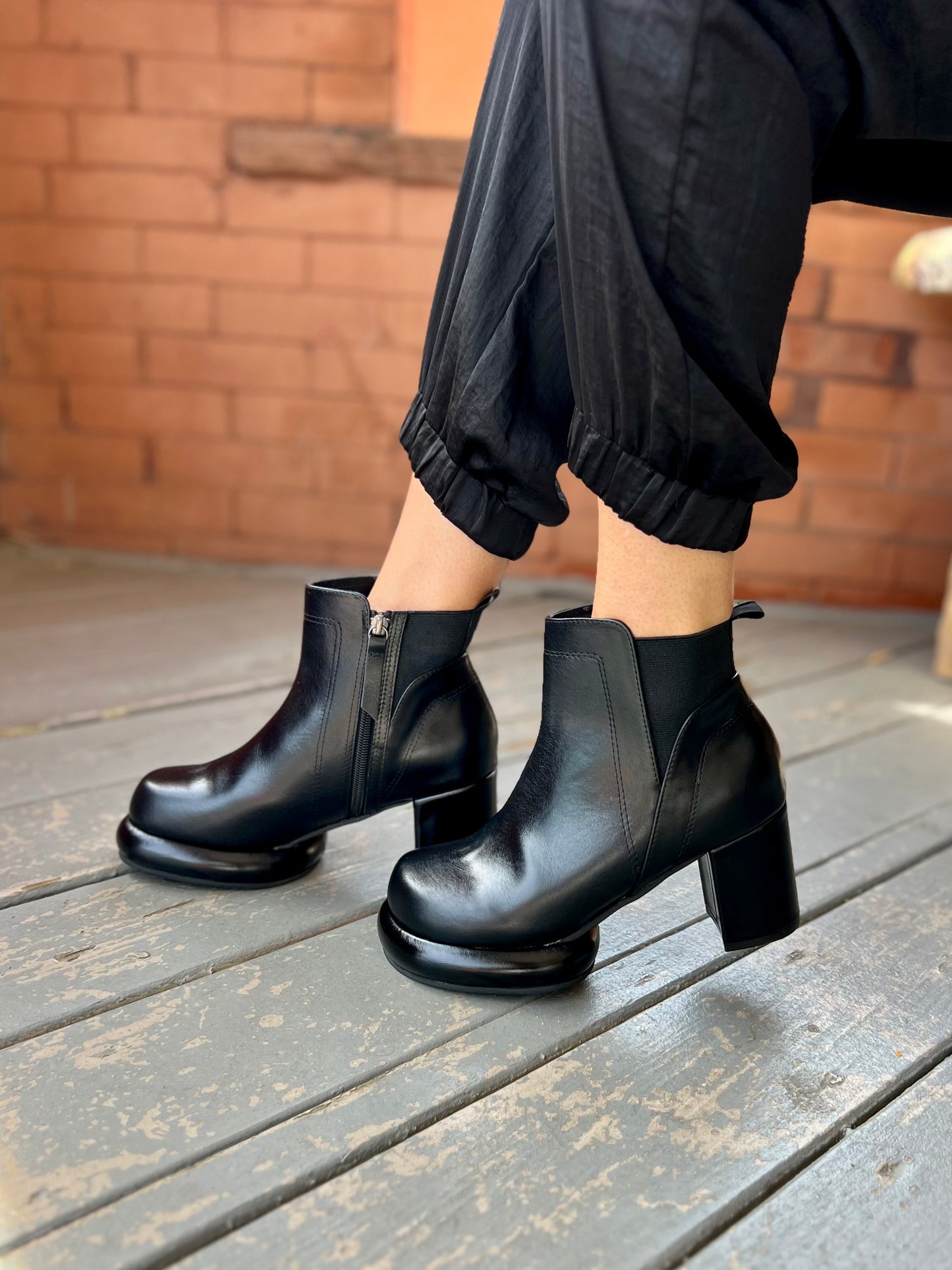 Mod Easy in Black