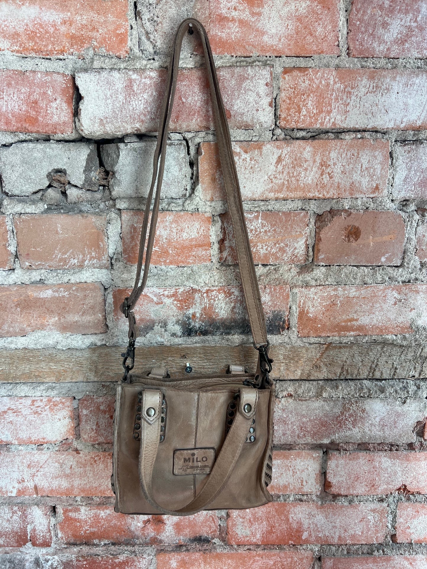 Amika 057 in Taupe