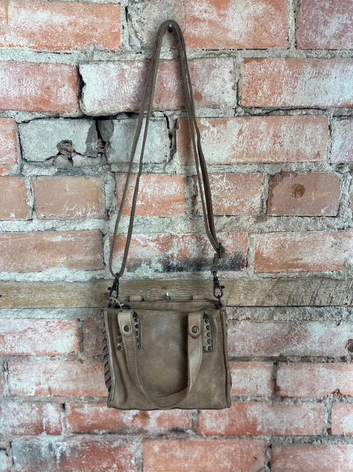 Amika 057 in Taupe