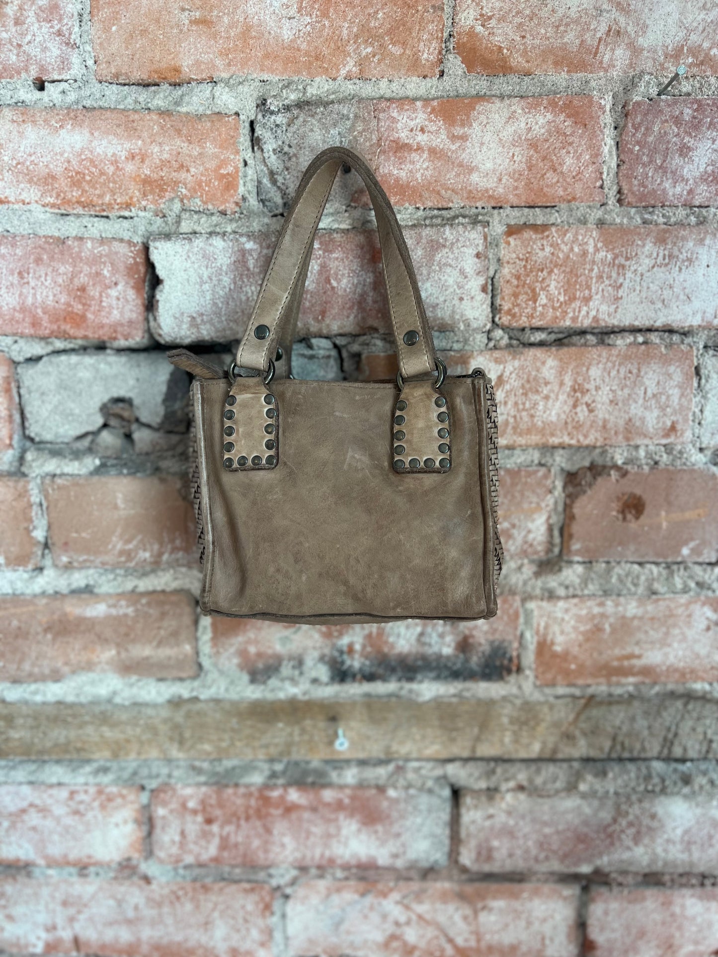 Amika 057 in Taupe
