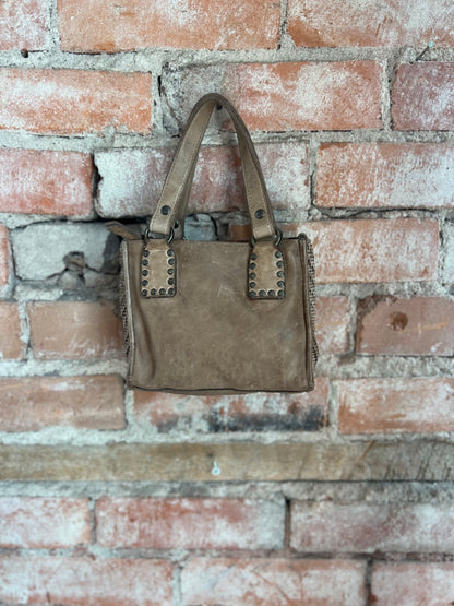 Amika 057 in Taupe