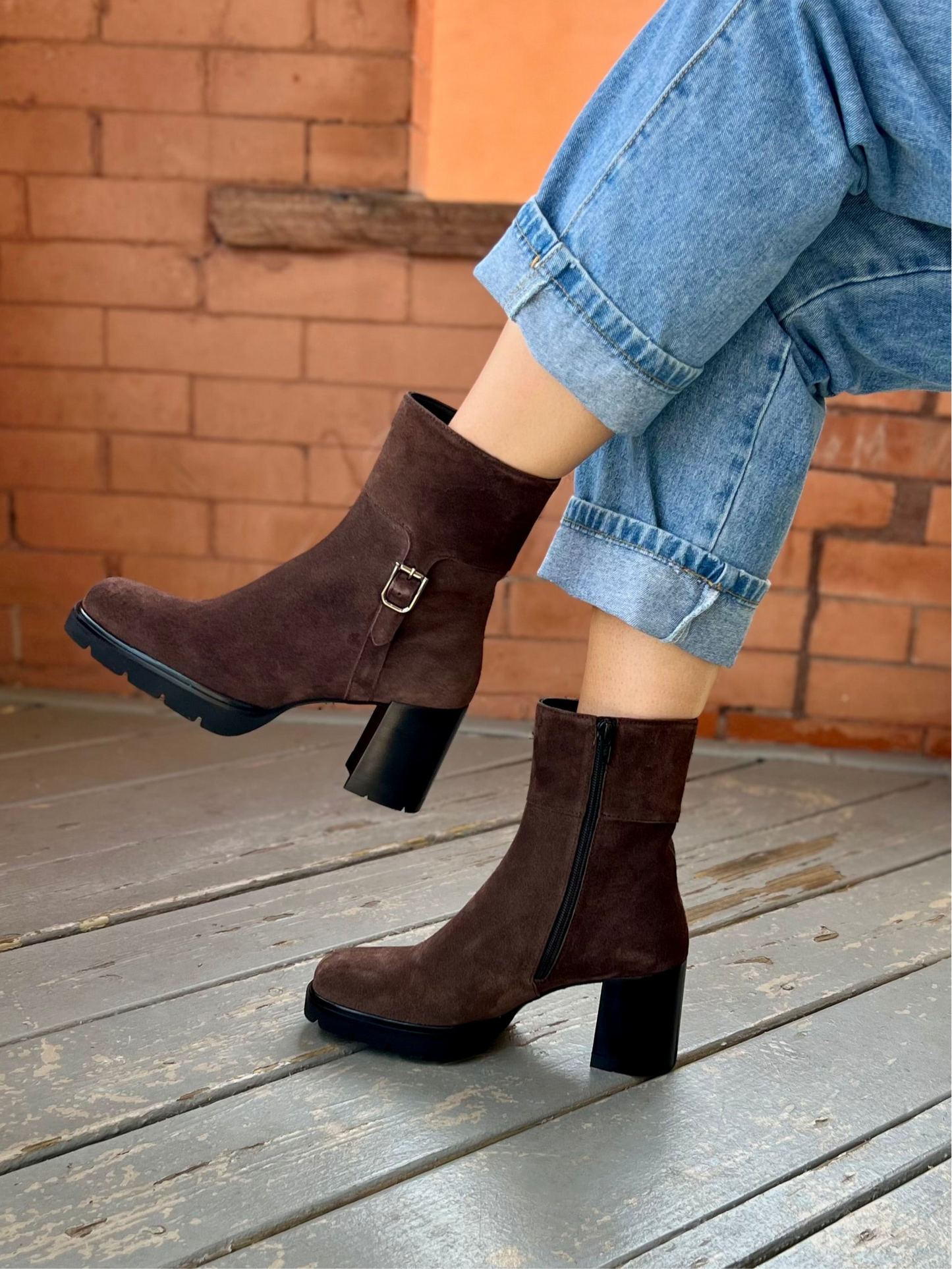 21960 SUSAN in Espresso