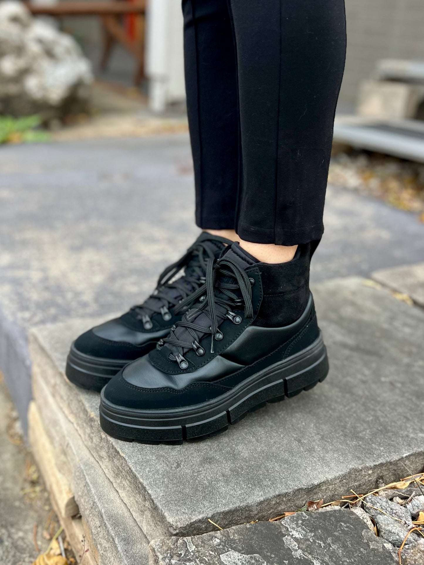 Harper Mid Lea in Black