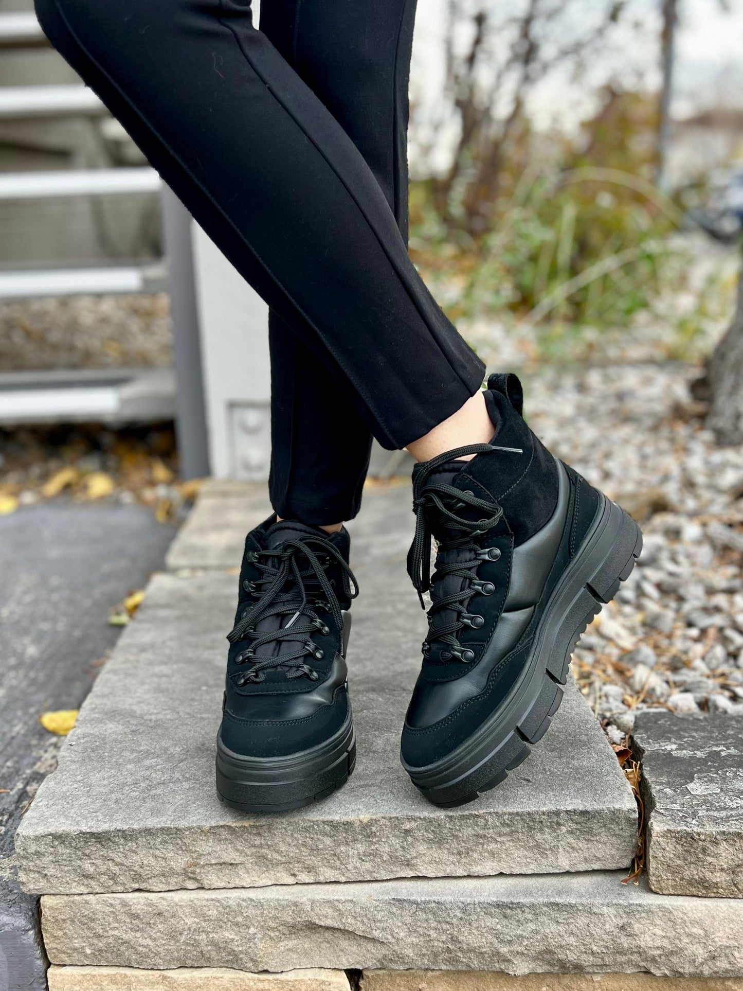 Harper Mid Lea in Black