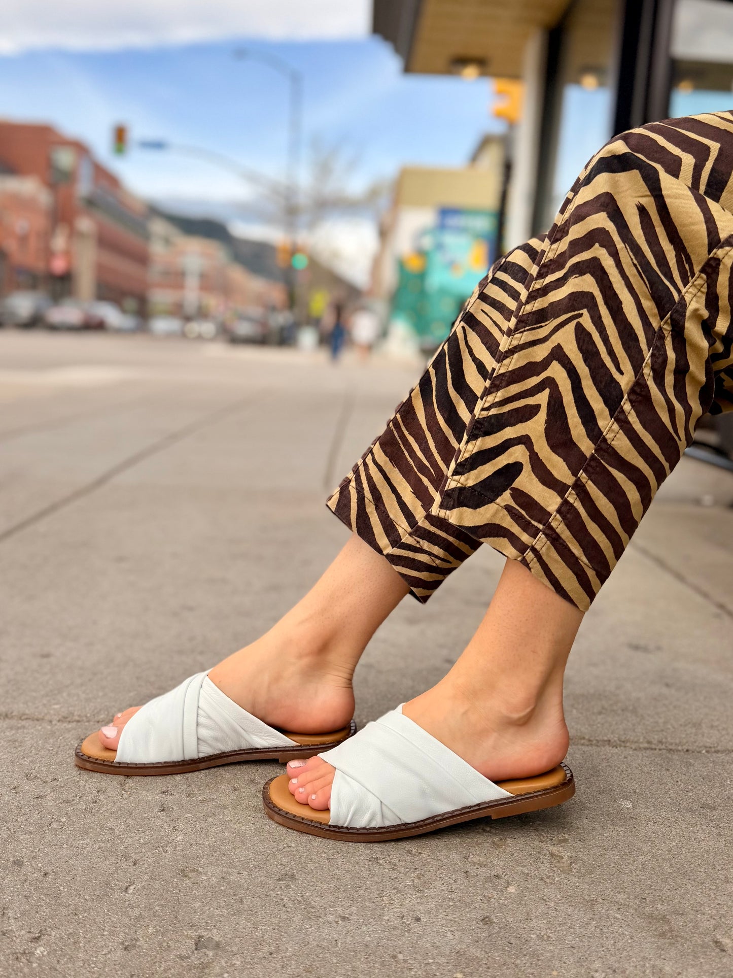 Wrinkle Slide in White
