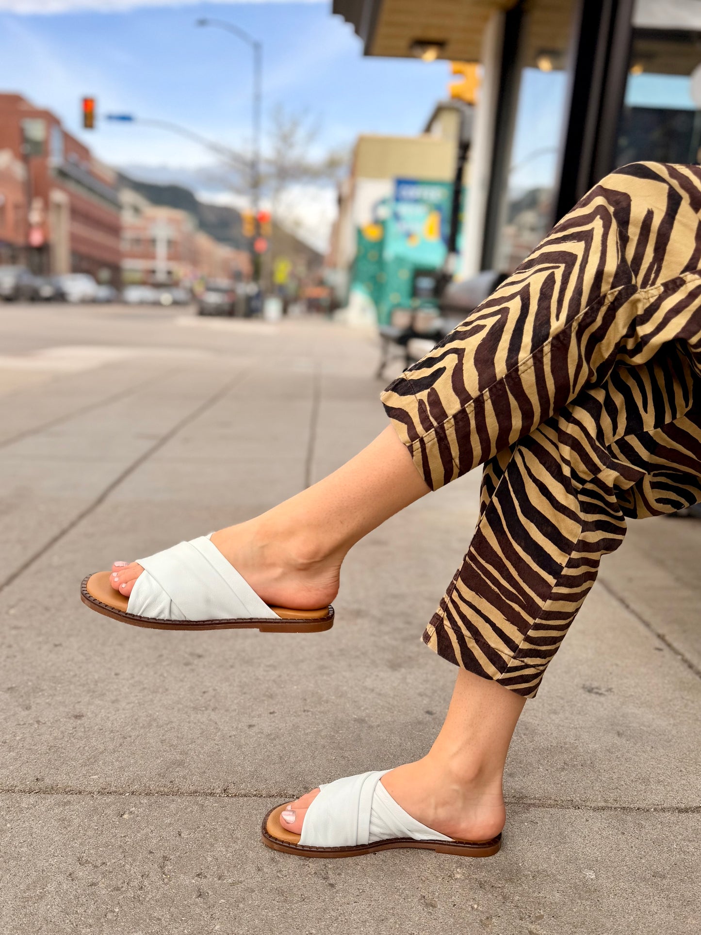 Wrinkle Slide in White