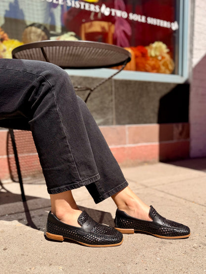 21818 LENA in Black