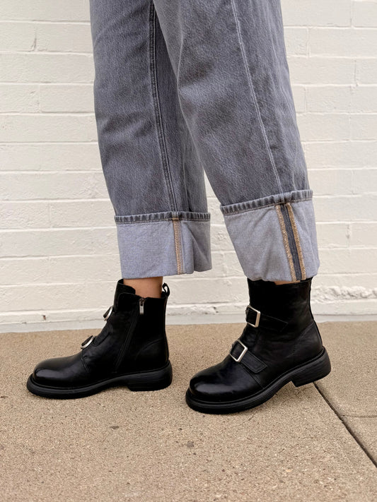 The Buckle in Black