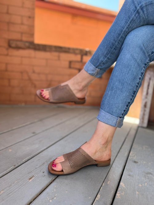 Tulla Perf in Beige